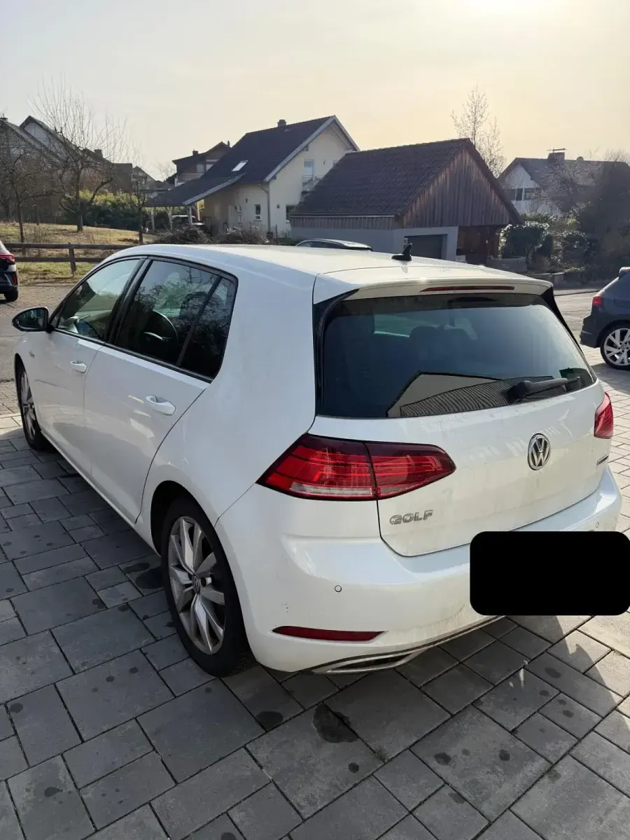 Gebraucht VW Golf VII 130 PS (95 kW) 2019 Weiß Limousine