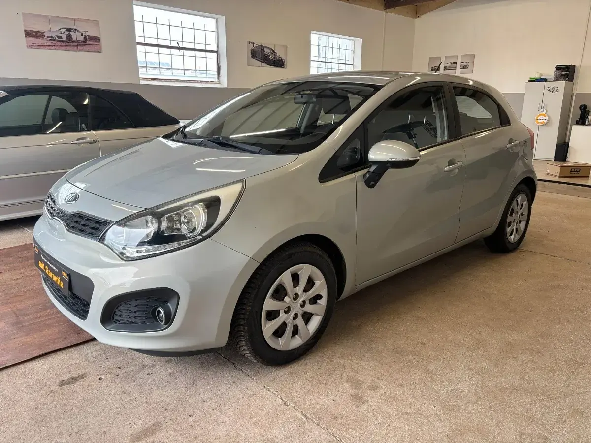 Gebraucht Kia Rio Attract 75 PS (55 kW) 2013 Grau Limousine