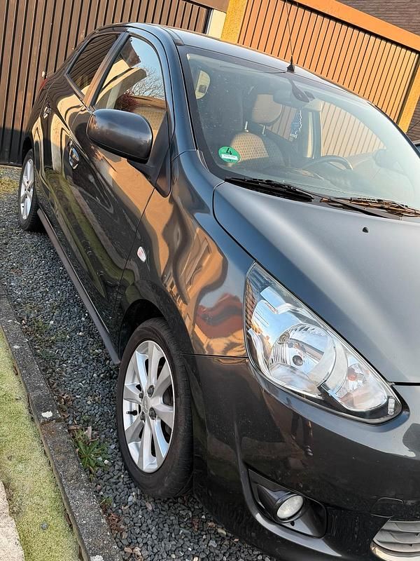 Gebraucht Mitsubishi Space Star 80 PS (58 kW) 2013 Schwarz Van / Kleinbus