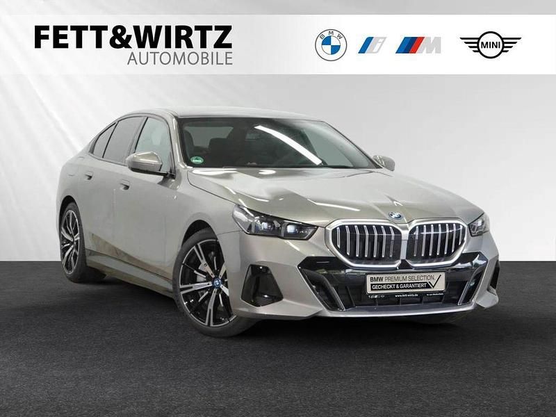 Oxidgrau metallic Gebraucht 2024 BMW 550e M Sport Limousine | 76.888 € (Fairer Preis) - Bild 1/3