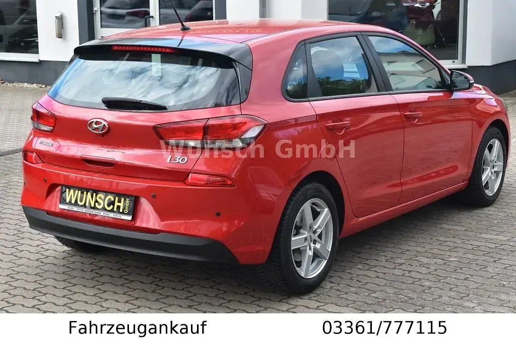 Gebraucht Hyundai i30 Trend 99 PS (72 kW) 2017 Rot Limousine