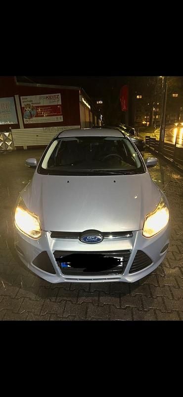 Grau Gebraucht 2011 Ford Focus Kombi | 2.700 € (Superpreis) - Bild 1/4