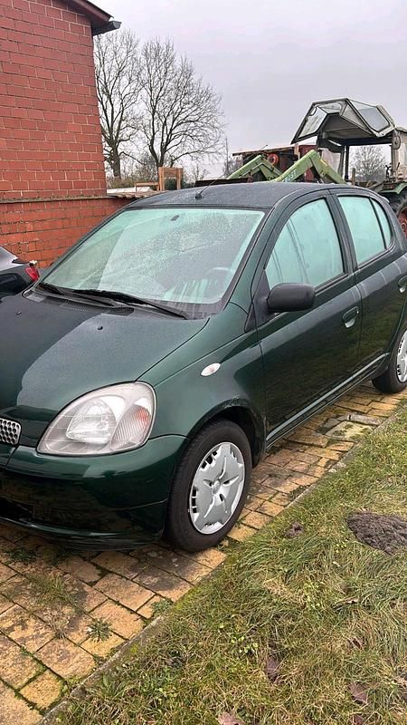 Grau Gebraucht 2000 Toyota Yaris Limousine | 1.400 € - Bild 1/4