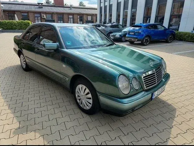 Second-hand Mercedes E230 150 CP (110 kW) 1996 Verde Berlinǎ