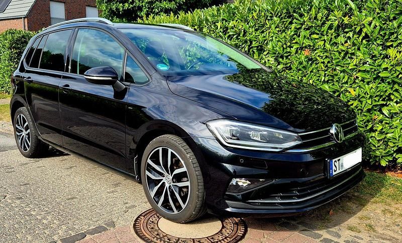 Schwarz Gebraucht 2018 VW Golf Sportsvan Join Van / Kleinbus | 14.450 € (Fairer Preis) - Bild 1/4