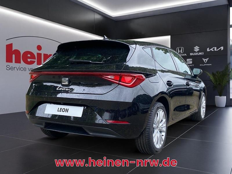 Neu Seat Leon Style 150 PS (110 kW) 2025 Schwarz Limousine