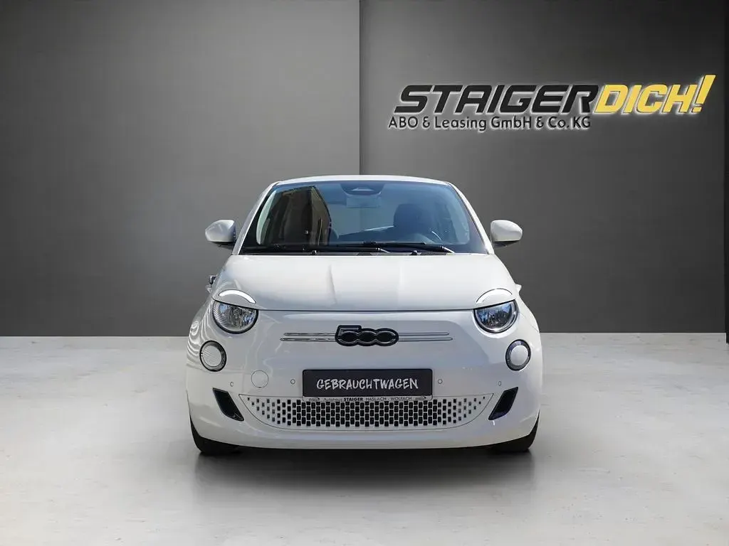Gebraucht Fiat 500e Icon 86 kW (118 PS) 2023 Arktis weiß Kleinwagen