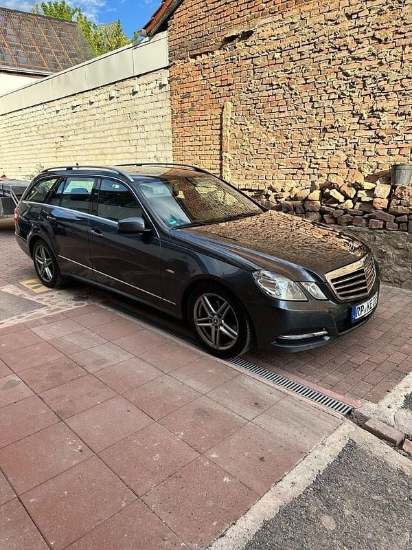 Grau Gebraucht 2011 Mercedes E220 Avantgarde Kombi | 6.790 € (Etwas zu teuer) - Bild 1/4