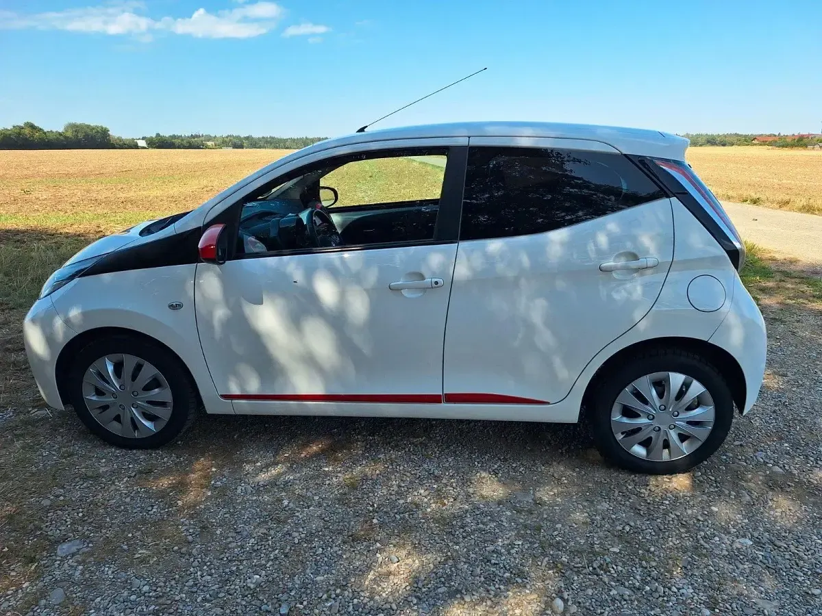 Gebraucht Toyota Aygo 69 PS (50 kW) 2016 Weiß Kleinwagen