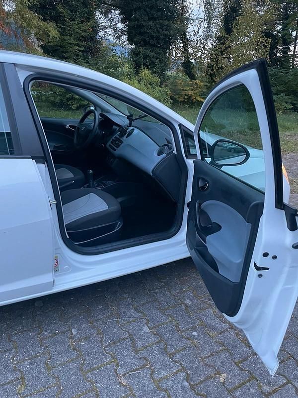 Weiß Gebraucht 2015 Seat Ibiza Kleinwagen | 4.650 € (Guter Preis) - Bild 1/4