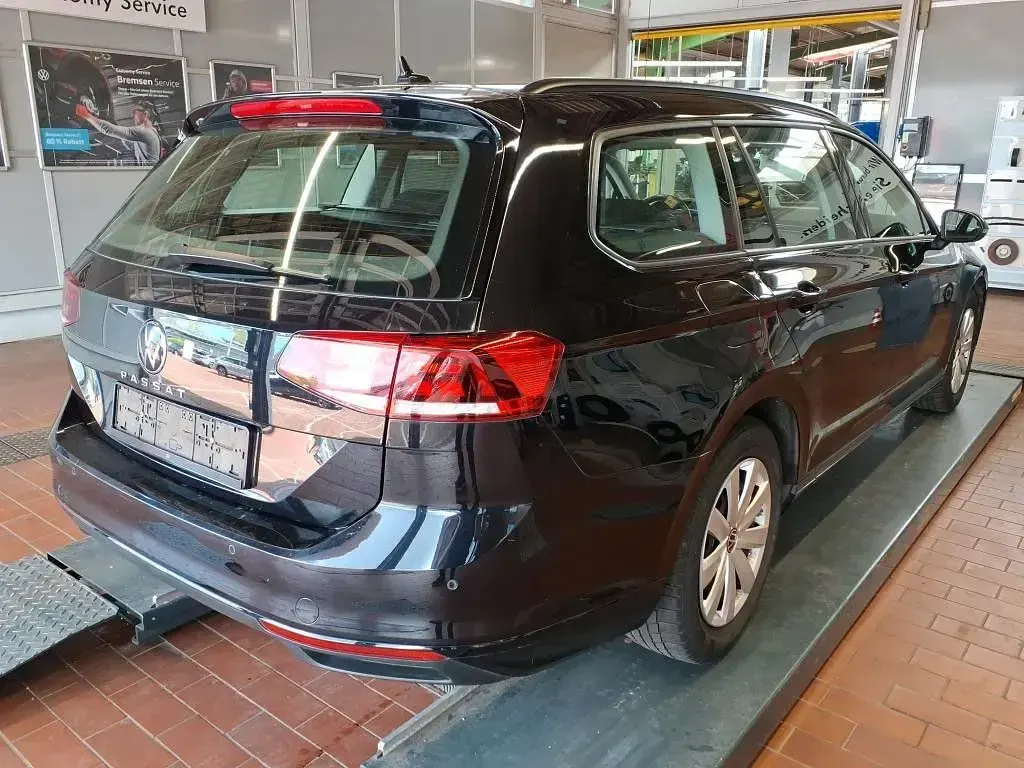 Gebraucht VW Passat 122 PS (89 kW) 2023 Schwarz Kombi