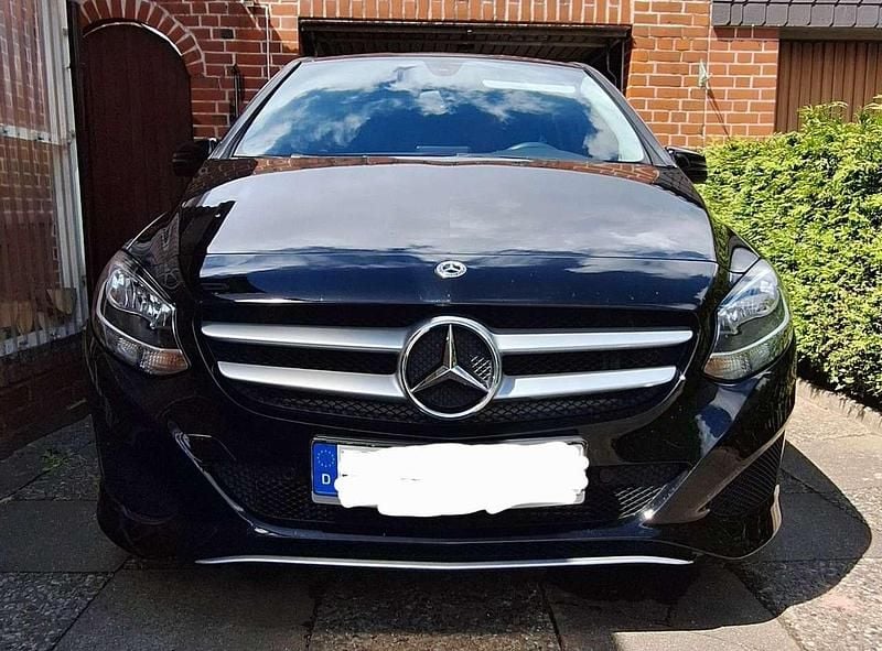 Schwarz Gebraucht 2017 Mercedes B180 Van / Kleinbus | 8.800 € (Guter Preis) - Bild 1/4