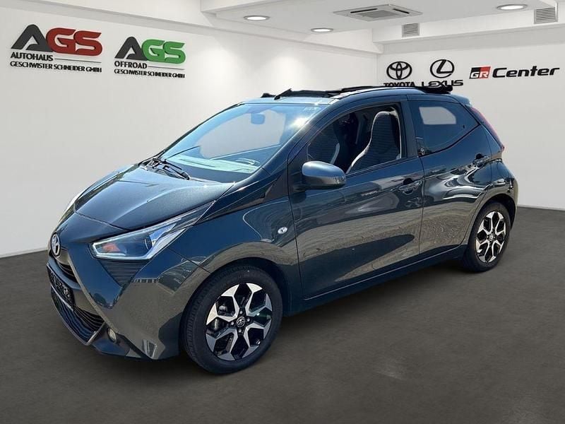 Grau Gebraucht 2019 Toyota Aygo x-sky Kleinwagen | 10.990 € (Fairer Preis) - Bild 1/4