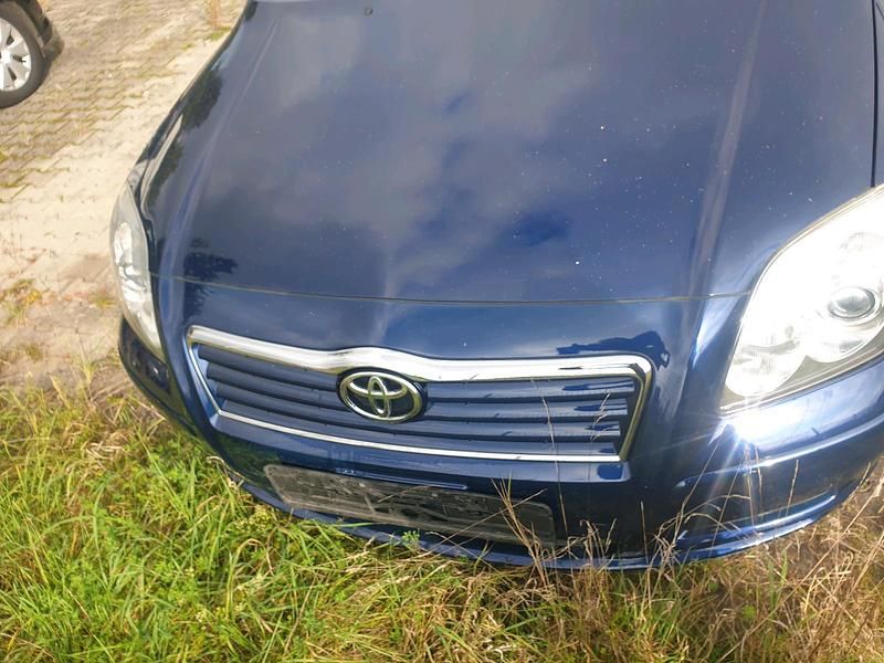 Blau Gebraucht 2004 Toyota Avensis Limousine | 4.999 € (Fairer Preis) - Bild 1/4