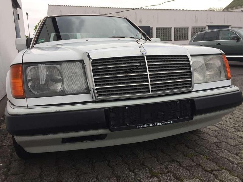 Gebraucht Mercedes E200 118 PS (86 kW) 1992 Weiss Limousine