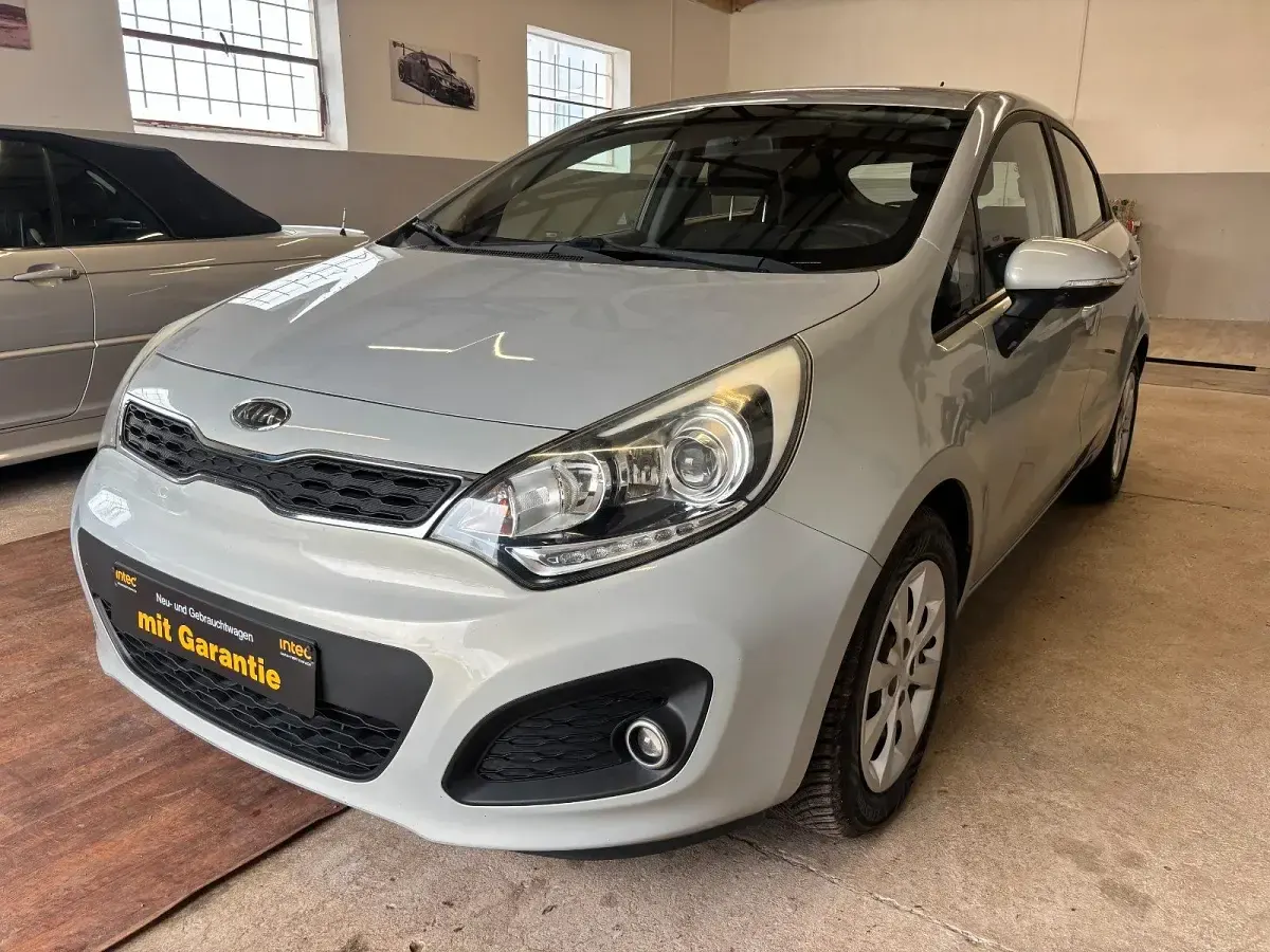 Gebraucht Kia Rio Attract 75 PS (55 kW) 2013 Grau Limousine