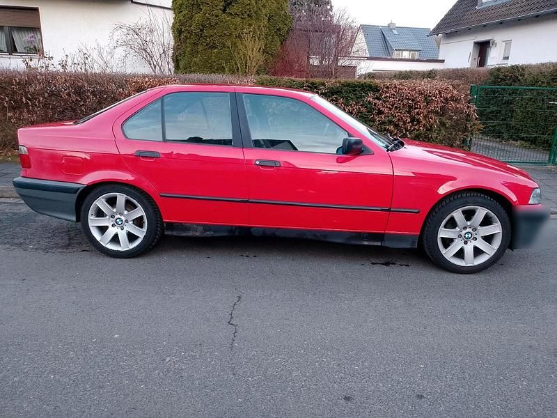 Gebraucht BMW 316 73 PS (53 kW) 1993 Rot Limousine