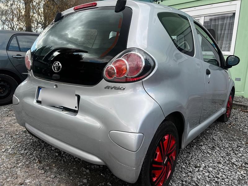 Gebraucht Toyota Aygo 70 PS (51 kW) 2009 Silber Kleinwagen