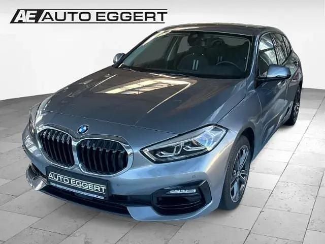 Grau Gebraucht 2022 BMW 120 Sport Line Kleinwagen | 27.450 € (Fairer Preis) - Bild 1/3