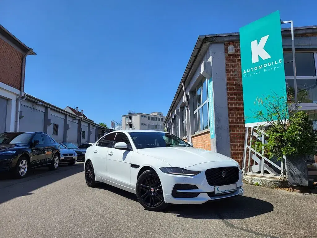 Gebraucht Jaguar XE SE 204 PS (150 kW) 2023 Weiß Limousine