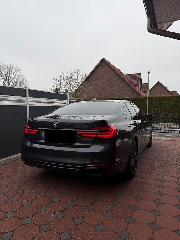 Gebraucht BMW 750 Performance 449 PS (330 kW) 2017 Grau Limousine