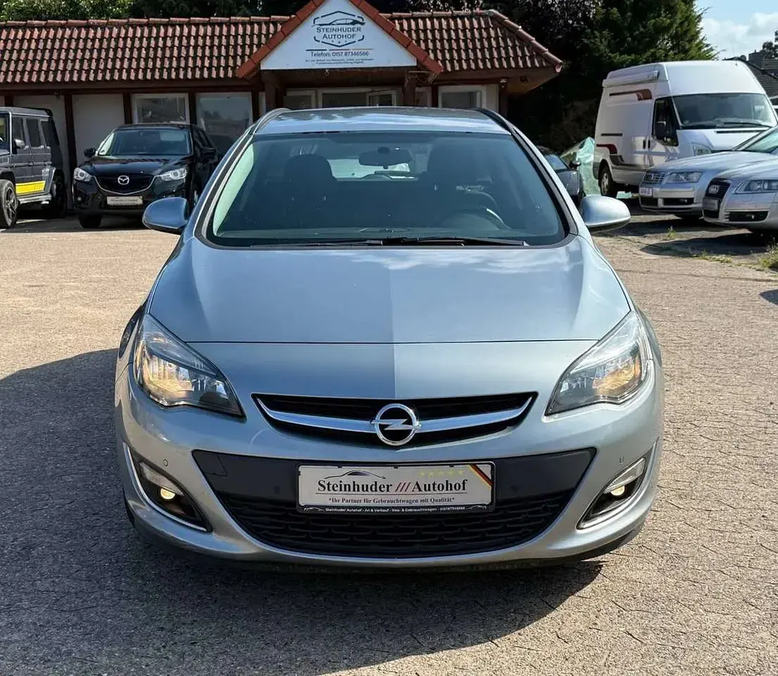 Gebraucht Opel Astra Edition 95 PS (69 kW) 2014 Silbersee/silver lake Kombi