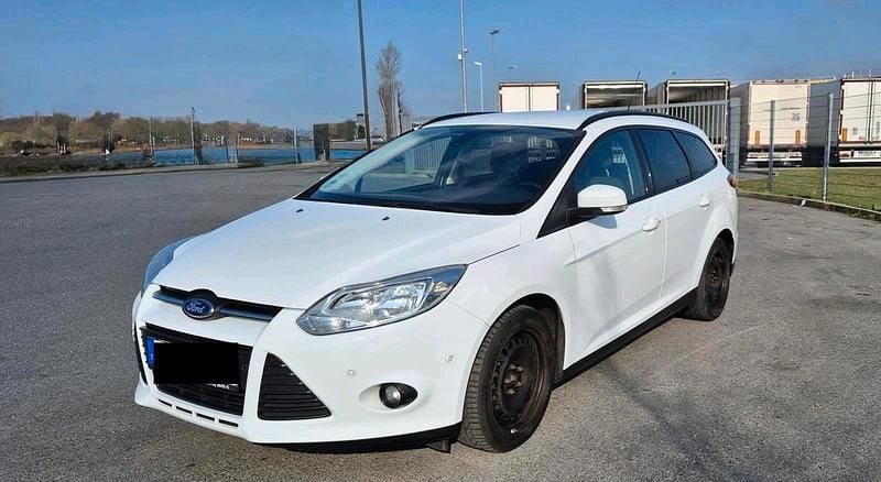 Gebraucht Ford Focus Trend 125 PS (91 kW) 2014 Weiß Kombi