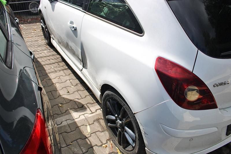 Casablancaweiss/saphirschwarz Gebraucht 2009 Opel Corsa Edition Kleinwagen | 999 € (Superpreis) - Bild 1/4