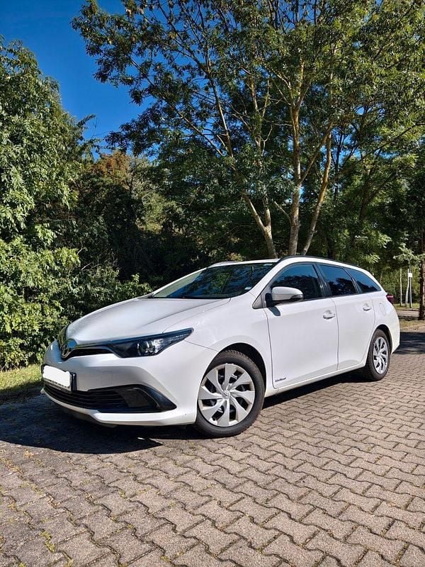 Weiß Gebraucht 2016 Toyota Auris Cool Kombi | 8.380 € (Fairer Preis) - Bild 1/4