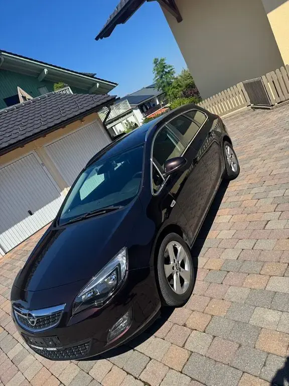 Gebraucht Opel Astra Edition 125 PS (91 kW) 2012 Braun Kombi