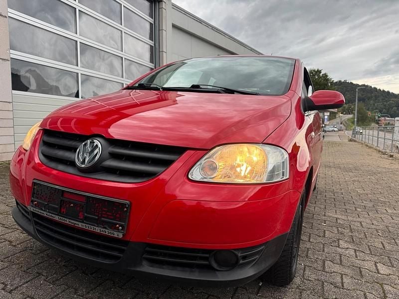 Rot Gebraucht 2011 VW Fox Kleinwagen | 1.500 € (Guter Preis) - Bild 1/4