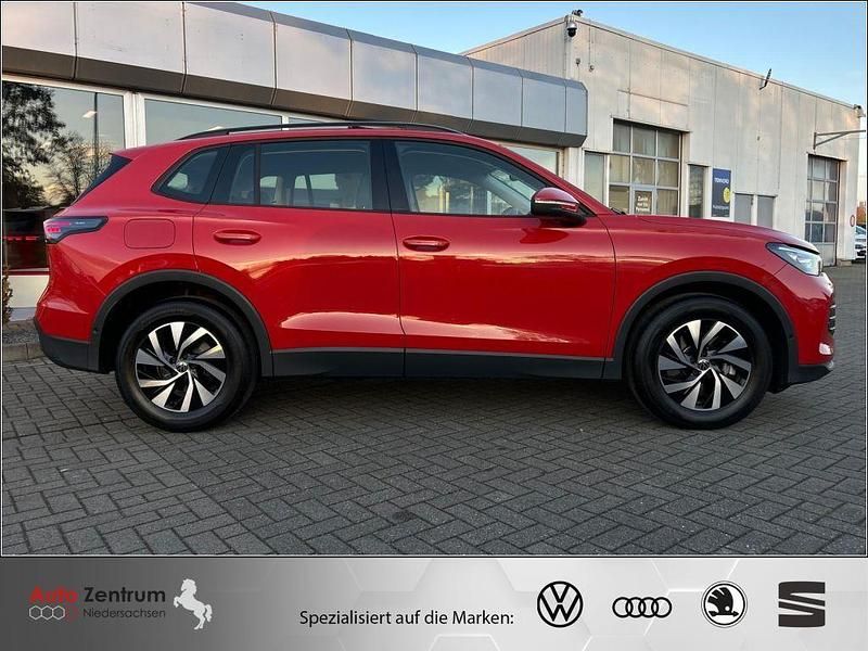 Gebraucht VW Tiguan Life 150 PS (110 kW) 2024 Persimmon red metallic SUV