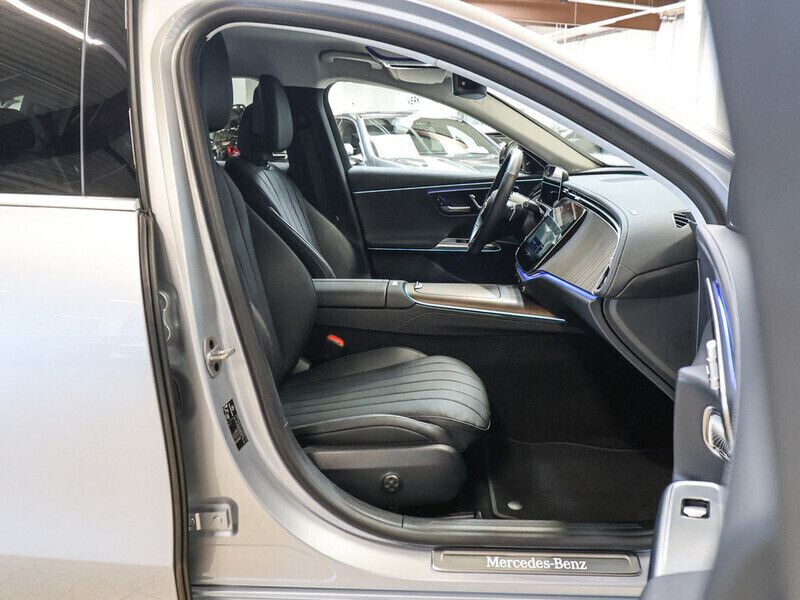 Gebraucht Mercedes E220 Premium 197 PS (144 kW) 2023 Silber / hightechsilber Kombi