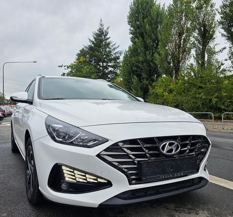 Weiß Gebraucht 2021 Hyundai i30 Kombi | 11.770 € (Fairer Preis) - Bild 1/4