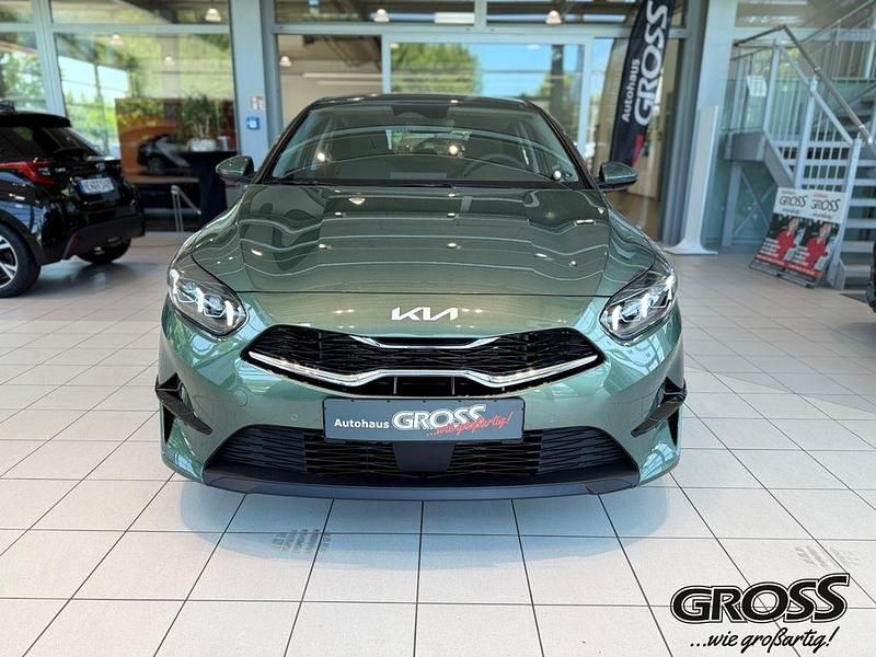 Neu Kia Ceed Spirit 140 PS (102 kW) 2025 Exg) experience green met. (gruen Kleinwagen