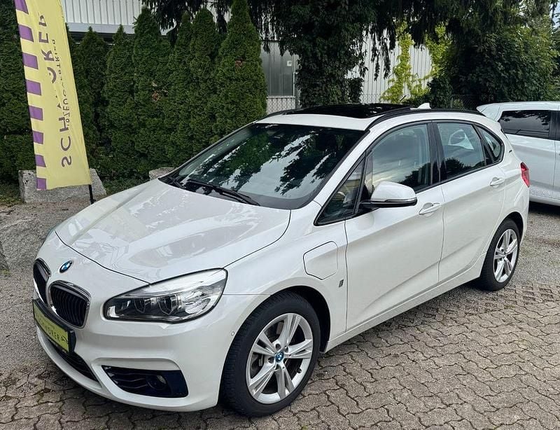 Weiß Gebraucht 2016 BMW 225 Active Tourer Sport Line Van / Kleinbus | 13.900 € (Fairer Preis) - Bild 1/4