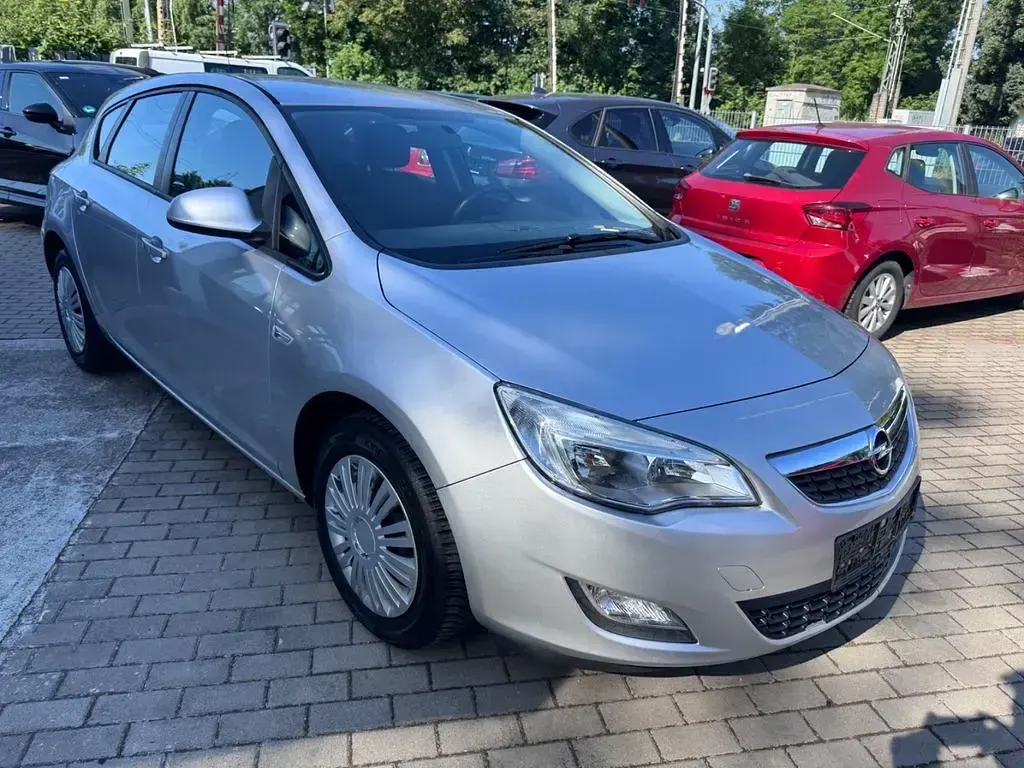 Gebraucht Opel Astra Edition 101 PS (74 kW) 2010 Silber Limousine
