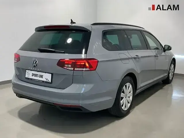 Gebraucht VW Passat Basis 150 PS (110 kW) 2023 Mondsteingrau Kombi
