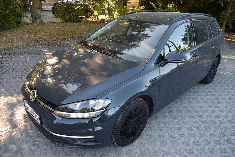 Grau Gebraucht 2020 VW Golf VII Comfortline Kombi | 9.900 € (Guter Preis) - Bild 1/4
