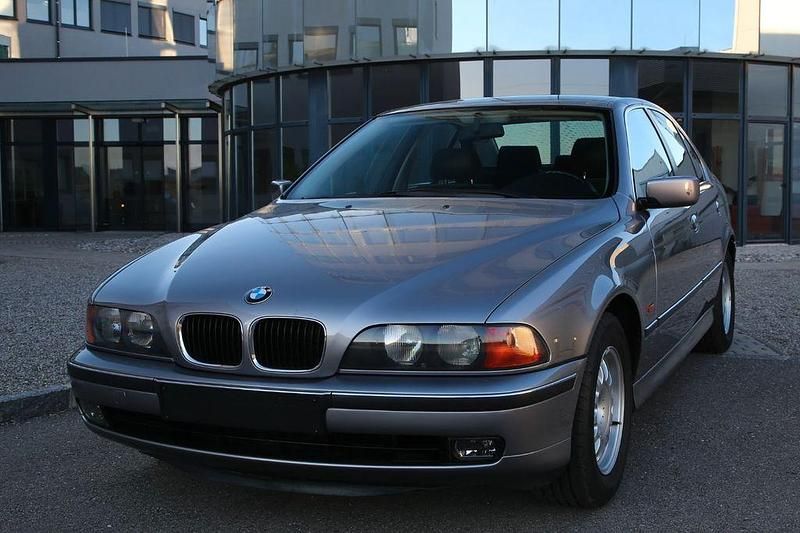 Grau Gebraucht 1996 BMW 520 Limousine | 7.350 € - Bild 1/4