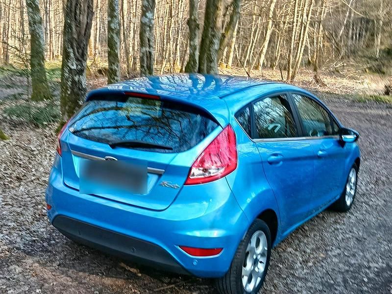 Gebraucht Ford Fiesta 97 PS (71 kW) 2011 Blau Kleinwagen