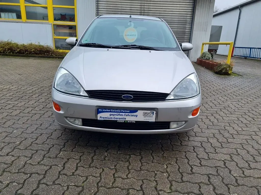 Używany Ford Focus 101 KM (74 kW) 2001 Srebrny Sedan/Limuzyna
