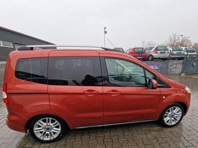Gebraucht Ford Tourneo Courier Titanium 101 PS (74 kW) 2014 Rot Van / Kleinbus