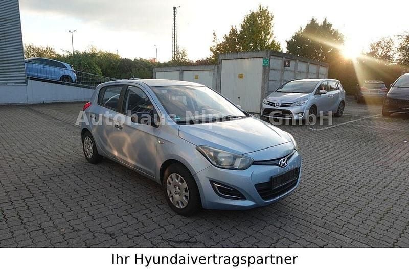 Blau Gebraucht 2013 Hyundai i20 Edition Limousine | 2.985 € (Superpreis) - Bild 1/4