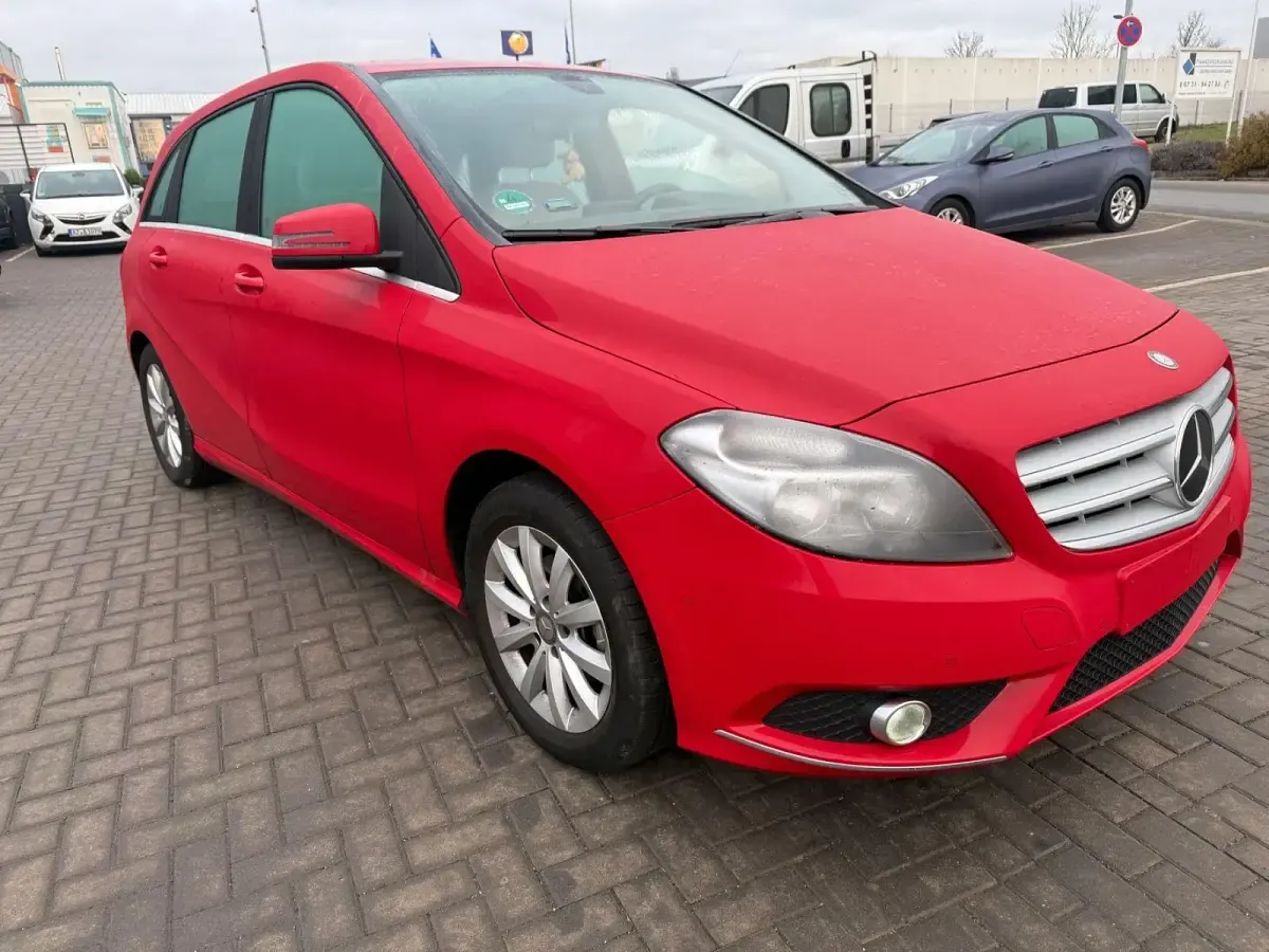 Gebraucht Mercedes B180 122 PS (89 kW) 2014 Rot Kleinwagen