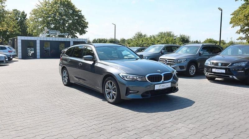 Grau Gebraucht 2021 BMW 320e Sport Line Kombi | 24.600 € (Fairer Preis) - Bild 1/4
