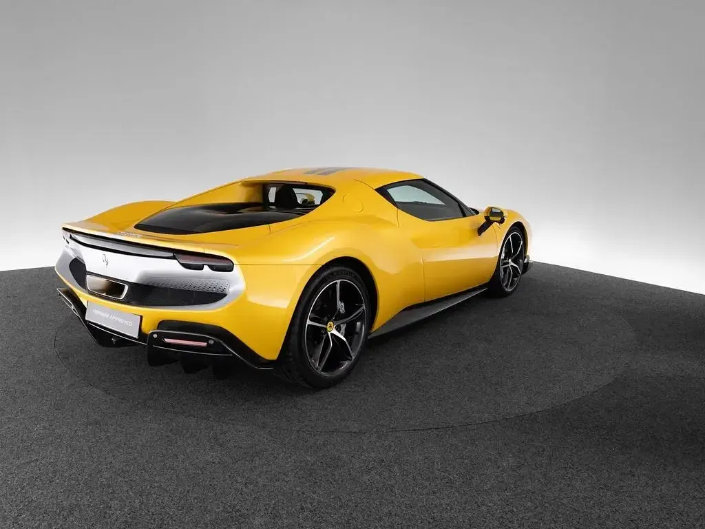 Gebraucht Ferrari 296 829 PS (609 kW) 2023 Giallo triplo strato Coupé