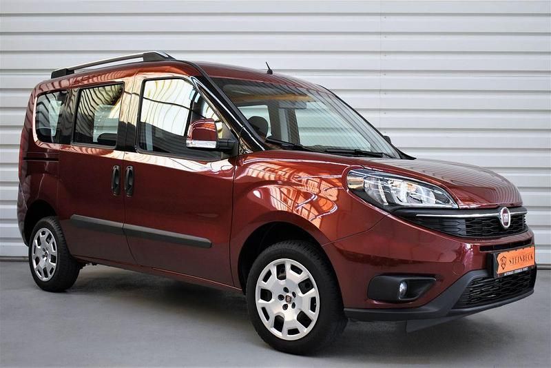 Rot Gebraucht 2019 Fiat Doblò Van / Kleinbus | 16.990 € - Bild 1/4