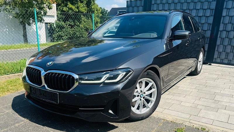 Grau Gebraucht 2020 BMW 520 Performance Kombi | 25.499 € (Fairer Preis) - Bild 1/4