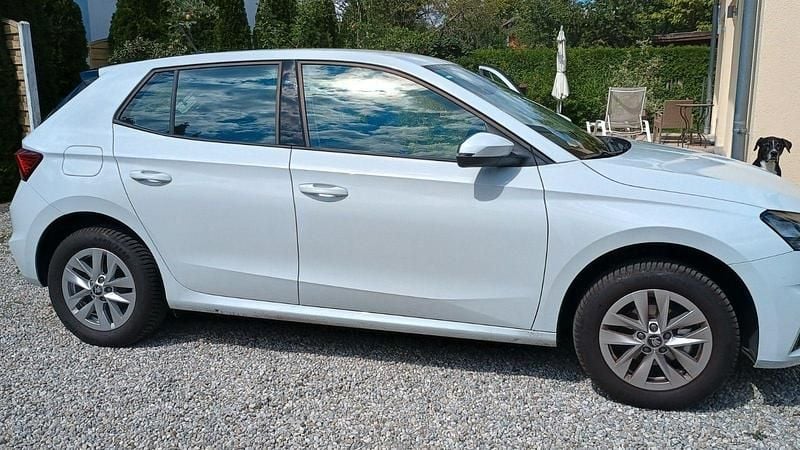 Weiß Gebraucht 2025 Skoda Fabia Kleinwagen | 17.399 € (Guter Preis) - Bild 1/4